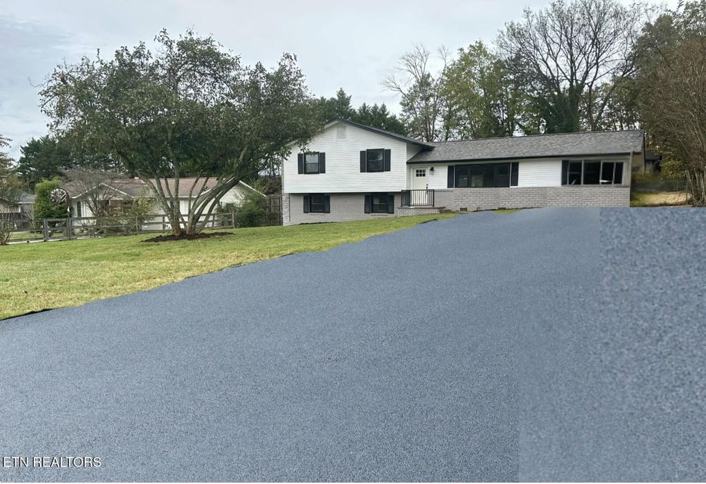Photo of 6741 Heatherbrook Drive, Knoxville, TN 37931 (MLS # 1319937)