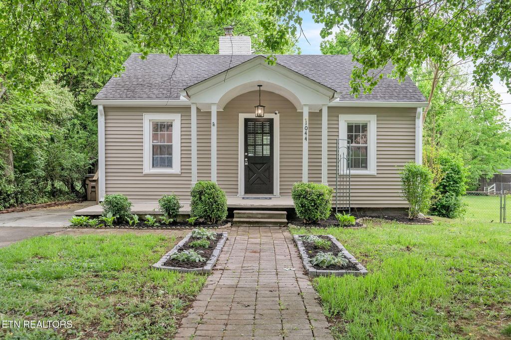 Photo of 1044 W Parkway Ave, Knoxville, TN 37912 (MLS # 1331022)