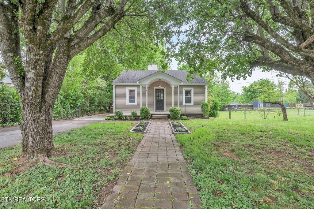 Photo of 1044 W Parkway Ave, Knoxville, TN 37912 (MLS # 1331022)