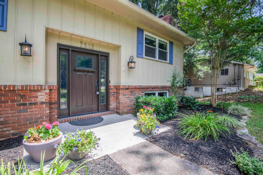 Photo of 7512 Luscombe Drive, Knoxville, TN 37919 (MLS # 1344782)