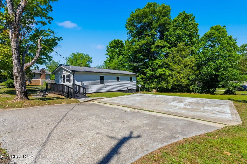 Photo of 615 Carroll St, Etowah, TN 37331 (MLS # 1338775)