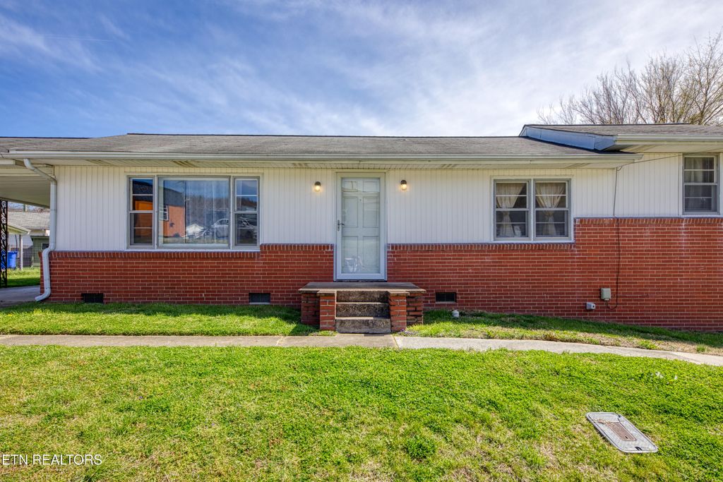 Photo of 1021 Jacksboro Ave, Rocky Top, TN 37769 (MLS # 1294813)