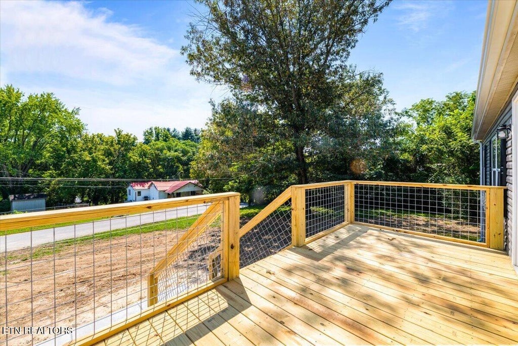 Photo of 902 W Prospect St, LaFollette, TN 37766 (MLS # 1354323)