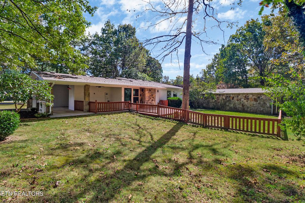 Photo of 130 Dovenshire Drive, Crossville, TN 38558 (MLS # 1318587)