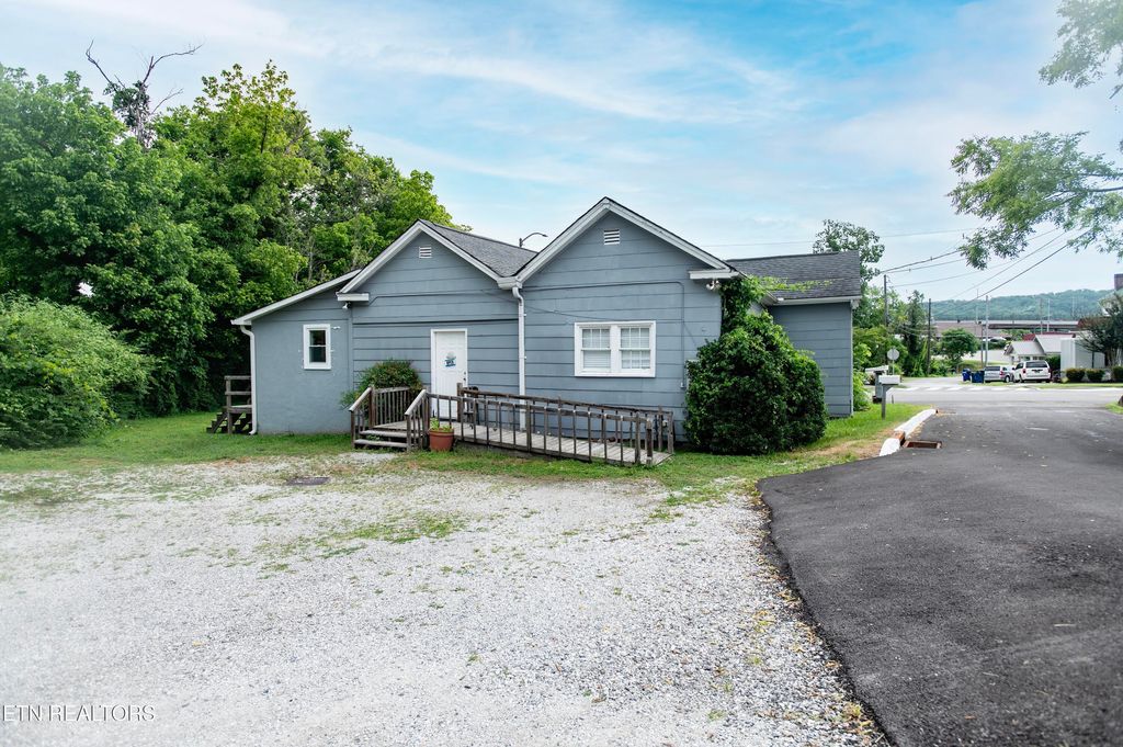 Photo of 400 N Main St, Clinton, TN 37716 (MLS # 1309504)