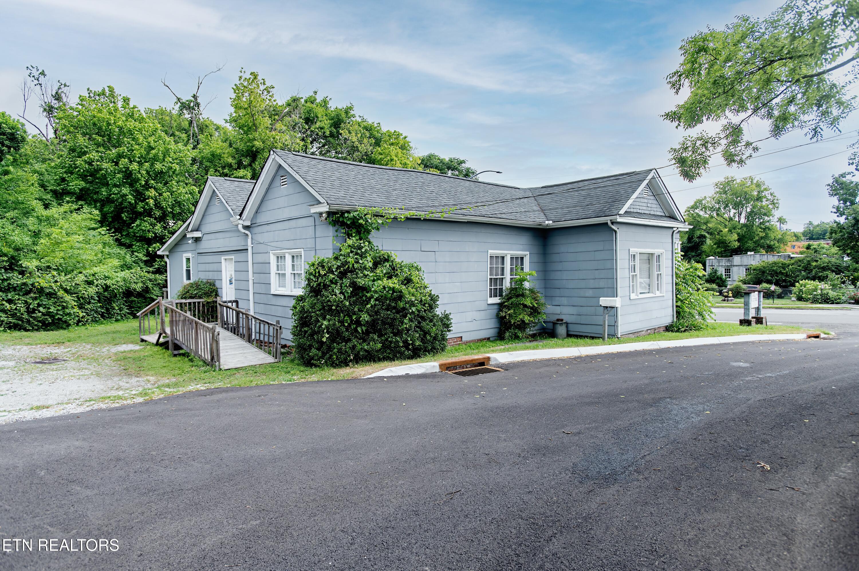 400 N Main St