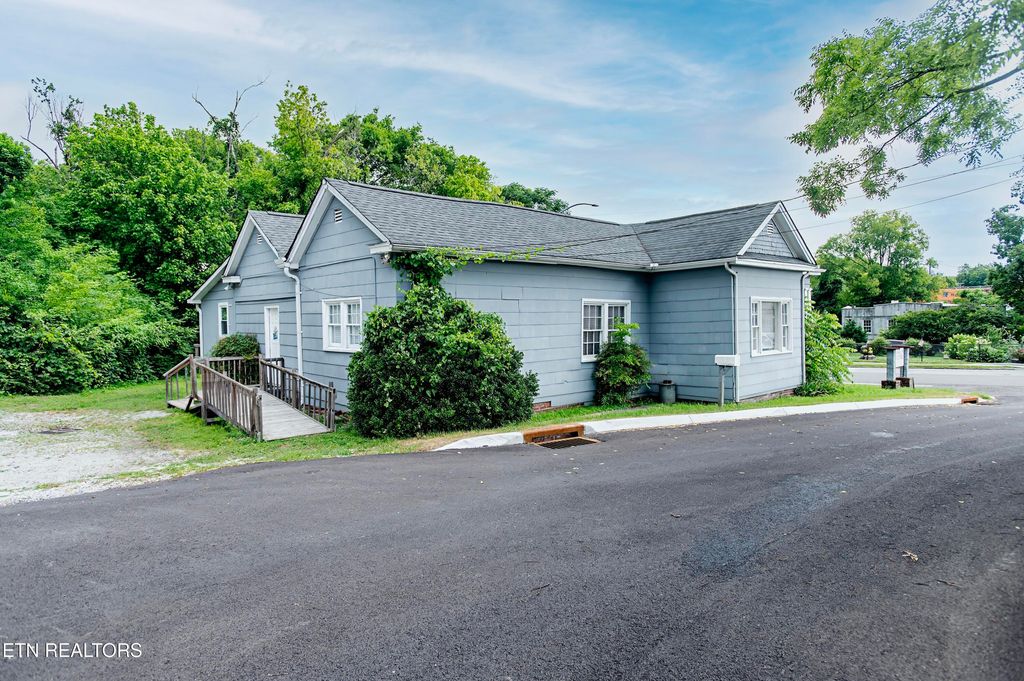 Photo of 400 N Main St, Clinton, TN 37716 (MLS # 1309504)