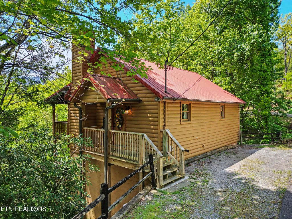 Photo of 439 Ridgeline Way, Gatlinburg, TN 37738 (MLS # 1338153)