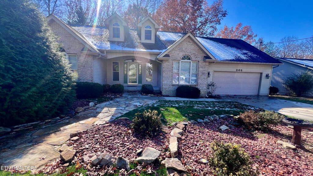 Photo of 202 Lakeview Drive, Crossville, TN 38558 (MLS # 1321672)
