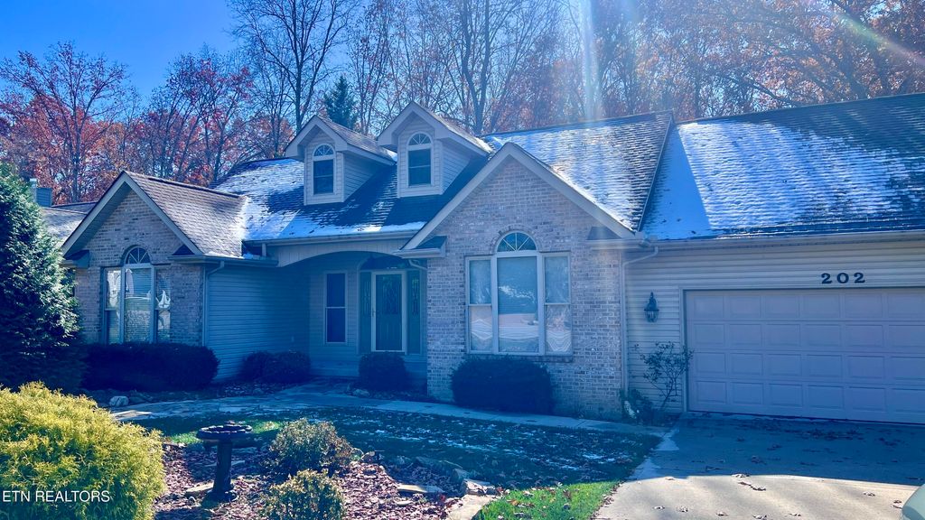 Photo of 202 Lakeview Drive, Crossville, TN 38558 (MLS # 1321672)