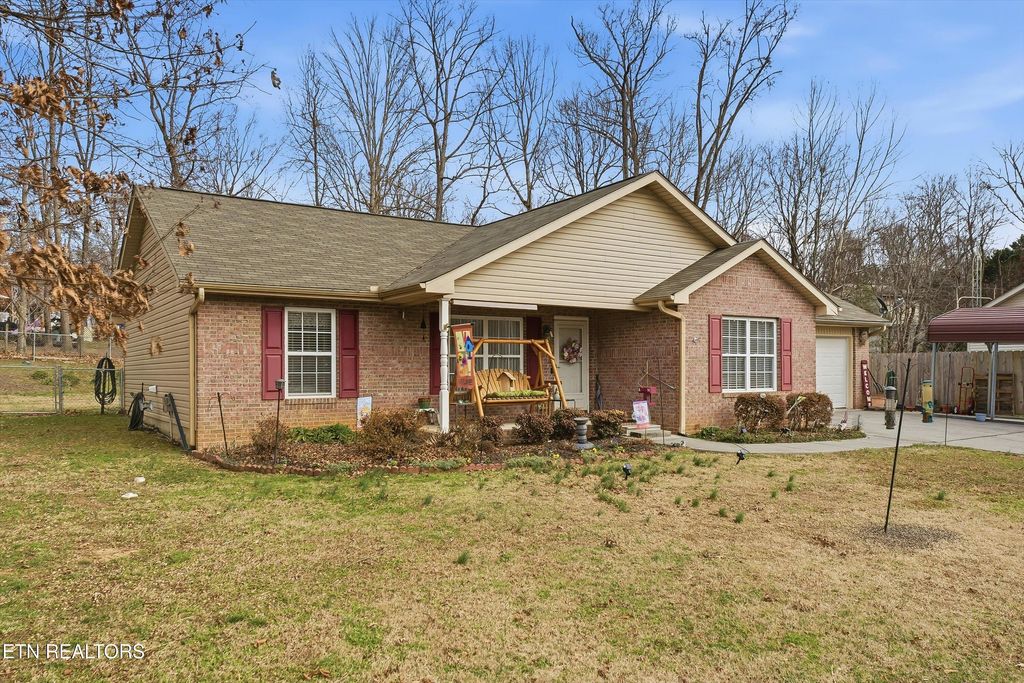 Photo of 3927 Glen Oaks Drive, Maryville, TN 37804 (MLS # 1327475)
