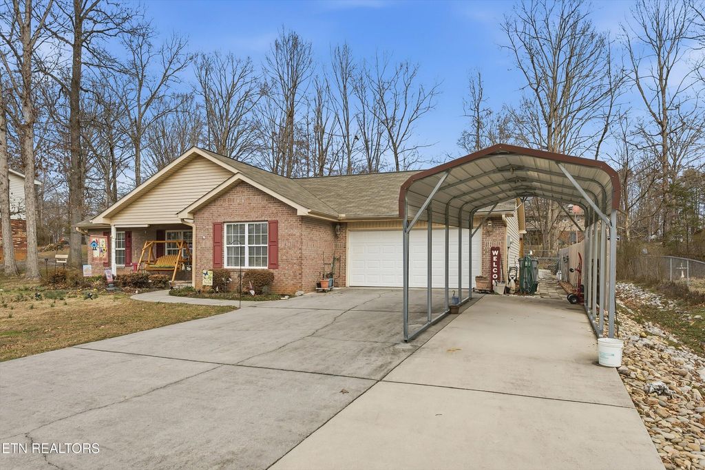 Photo of 3927 Glen Oaks Drive, Maryville, TN 37804 (MLS # 1327475)