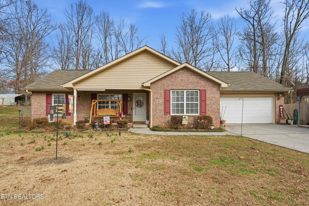 Photo of 3927 Glen Oaks Drive, Maryville, TN 37804 (MLS # 1327475)