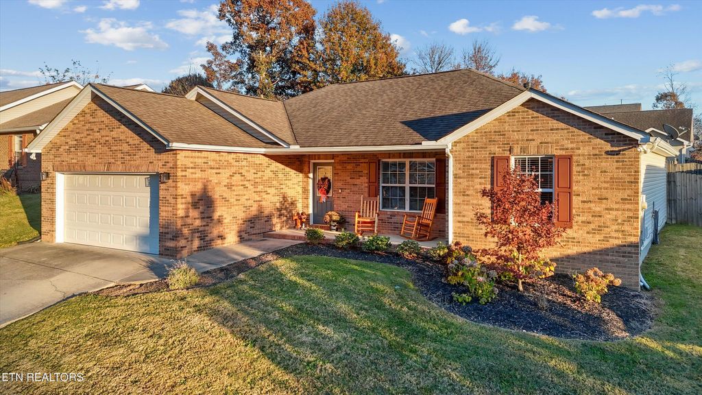 Photo of 498 Oak Hills Drive, Lenoir City, TN 37771 (MLS # 1321438)