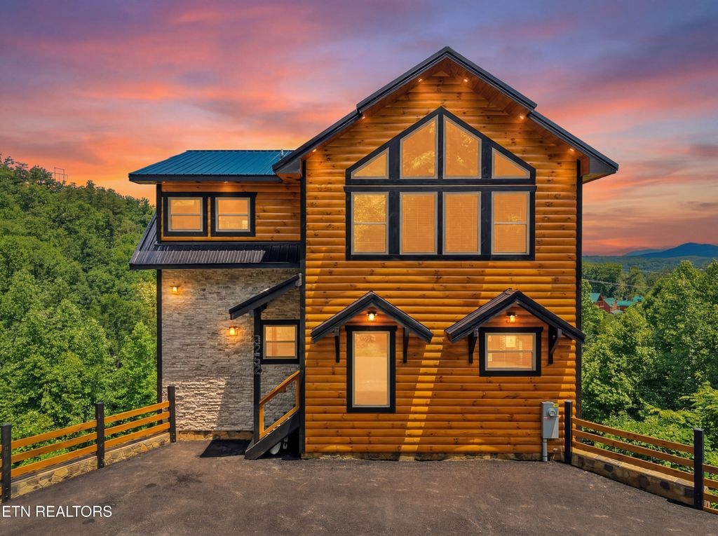 Photo of 3262 Pine Peak Way, Sevierville, TN 37862 (MLS # 1342831)