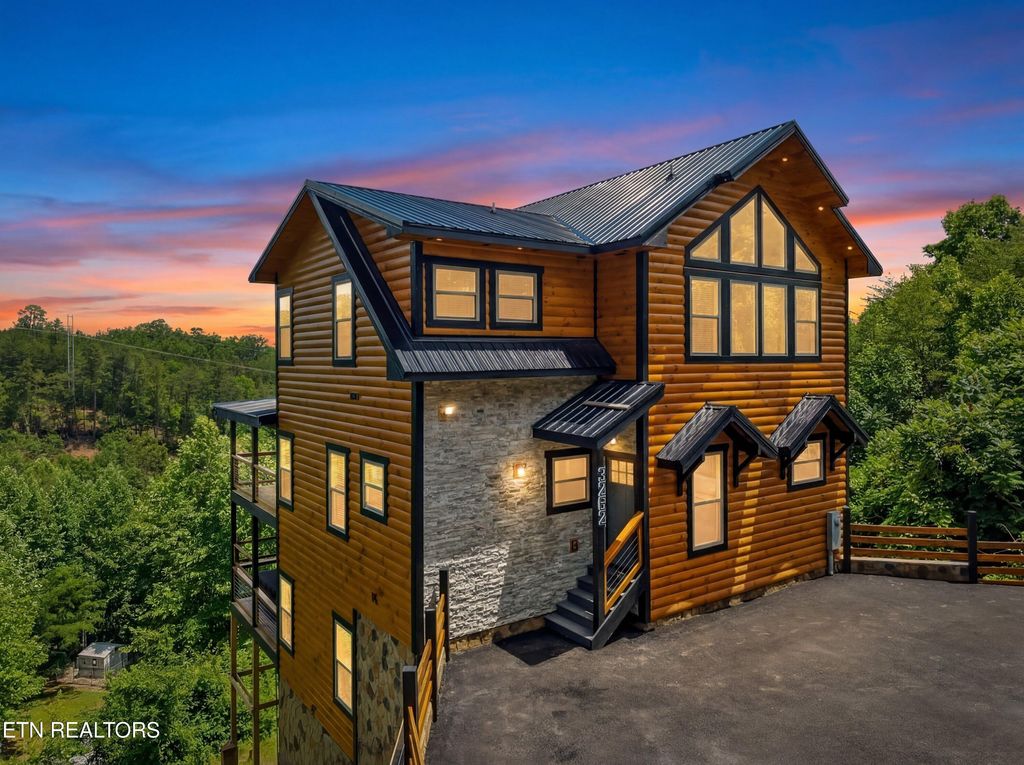 Photo of 3262 Pine Peak Way, Sevierville, TN 37862 (MLS # 1342831)