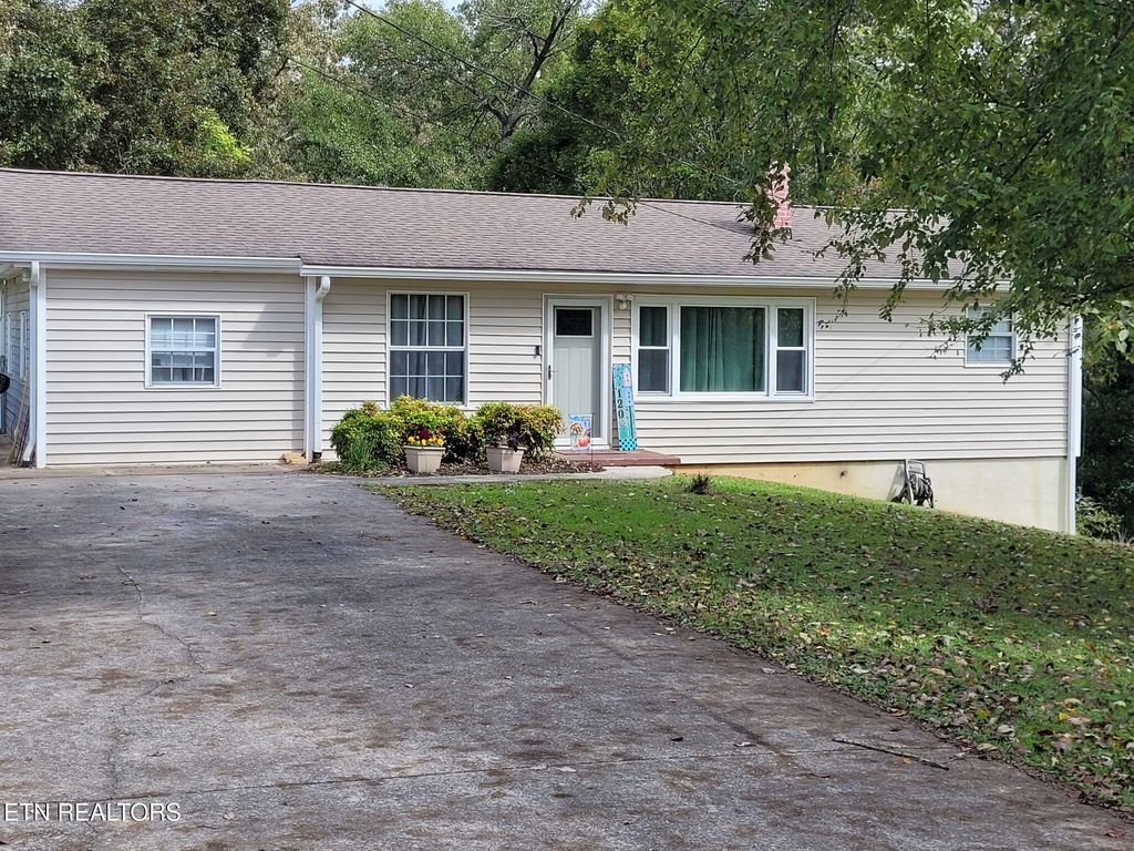 Photo of 120 Hilltop Rd, Harriman, TN 37748 (MLS # 1318677)