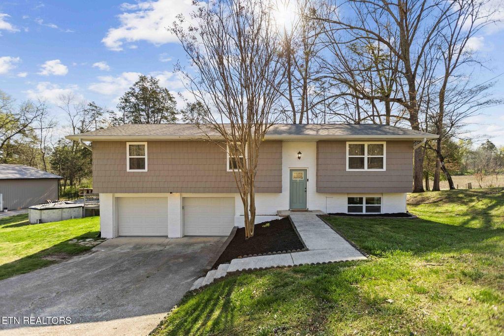 Photo of 216 Greenwood Drive, Harriman, TN 37748 (MLS # 1334563)