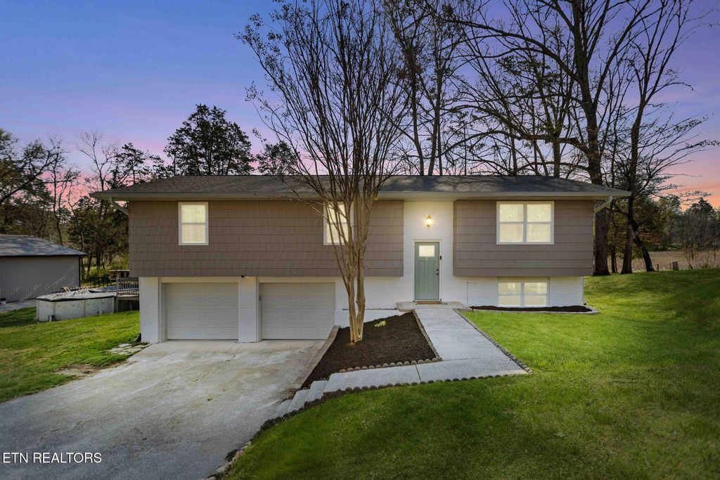 Photo of 216 Greenwood Drive, Harriman, TN 37748 (MLS # 1334563)