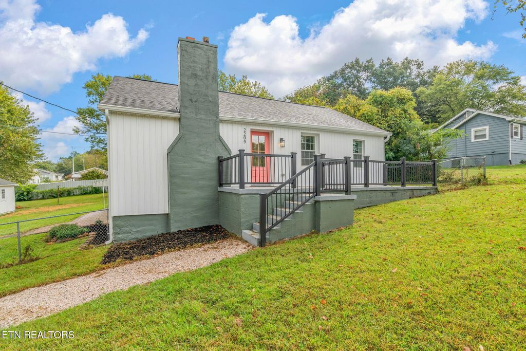 Photo of 2209 Sanderson Rd, Knoxville, TN 37921 (MLS # 1318107)