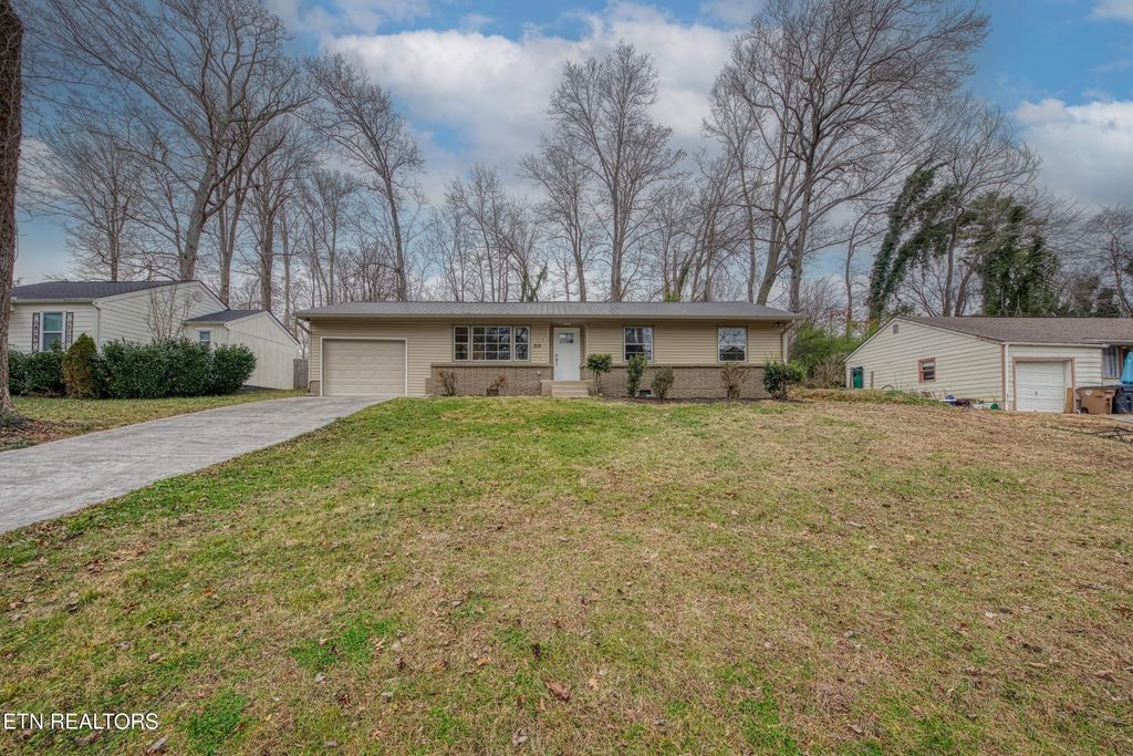 Photo of 315 Hermitage Drive, Knoxville, TN 37920 (MLS # 1325747)