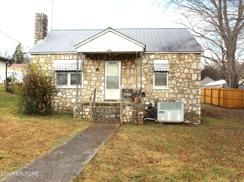 Photo of 914 Cannon Ave, Sweetwater, TN 37874 (MLS # 1322783)