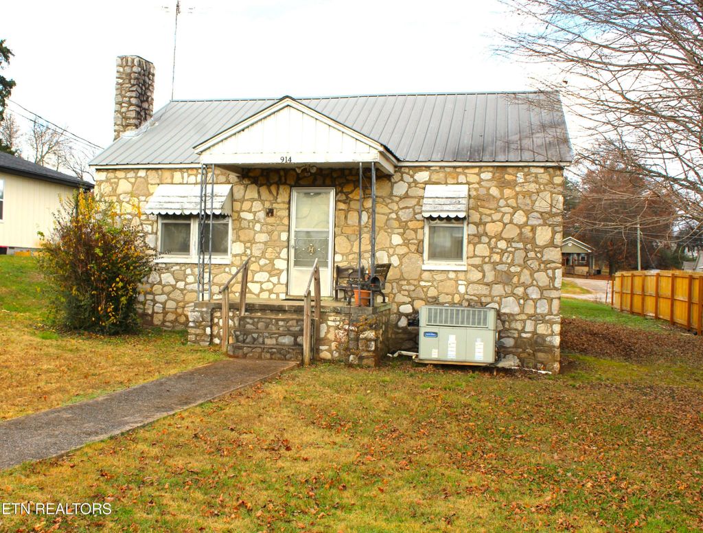 Photo of 914 Cannon Ave, Sweetwater, TN 37874 (MLS # 1322783)