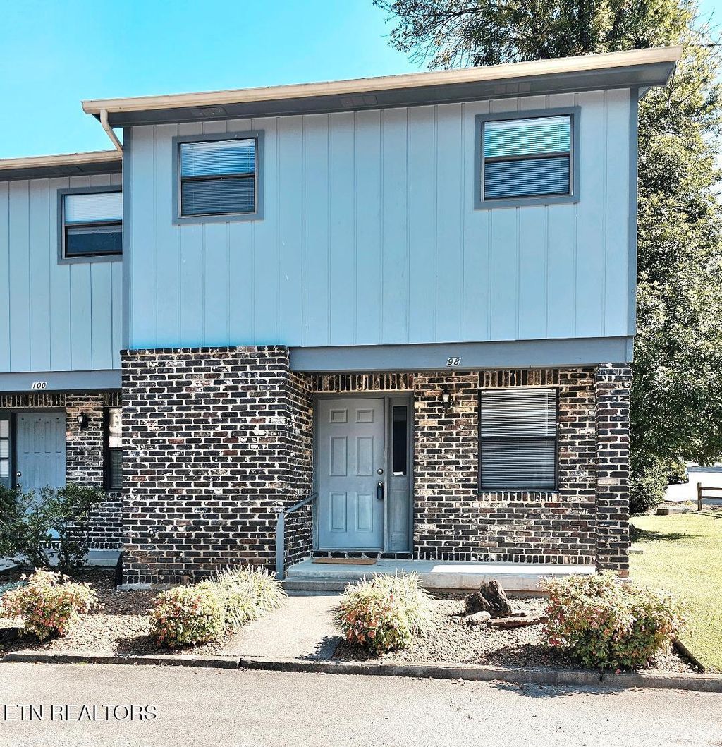 Photo of 98 Hampshire Circle, Oak Ridge, TN 37830 (MLS # 1317146)