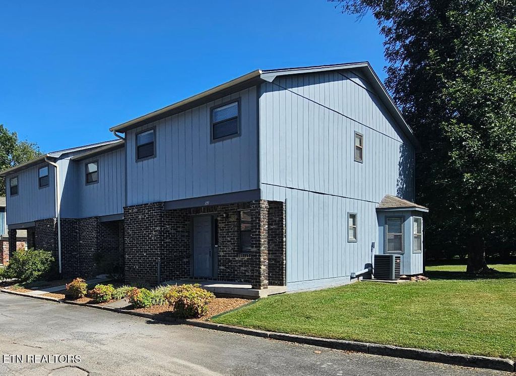 Photo of 98 Hampshire Circle, Oak Ridge, TN 37830 (MLS # 1317146)