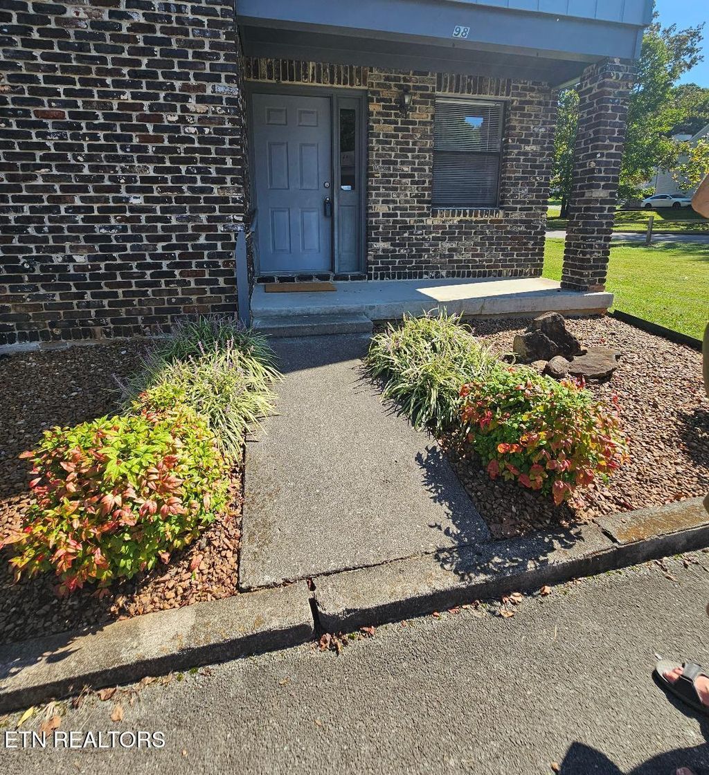 Photo of 98 Hampshire Circle, Oak Ridge, TN 37830 (MLS # 1317146)