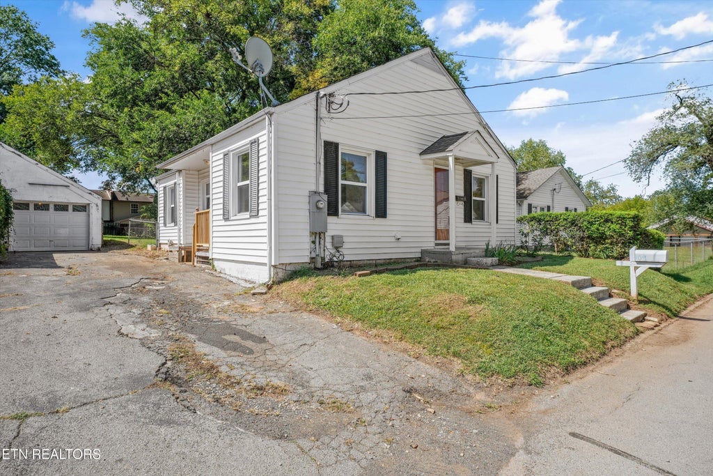 Photo of 109 N Magnolia St, Maryville, TN 37801 (MLS # 1355913)
