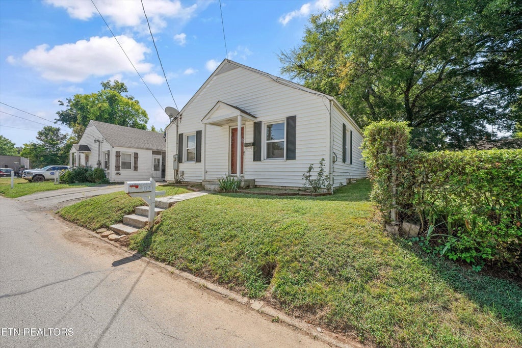 Photo of 109 N Magnolia St, Maryville, TN 37801 (MLS # 1355913)
