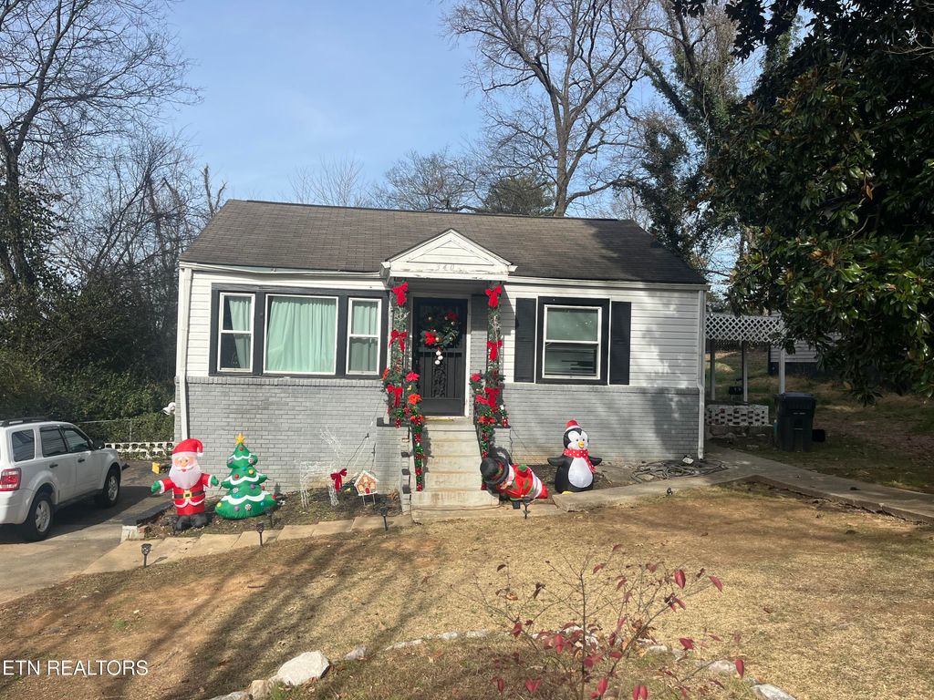 Photo of 3407 Skyline Drive, Knoxville, TN 37914 (MLS # 1325033)