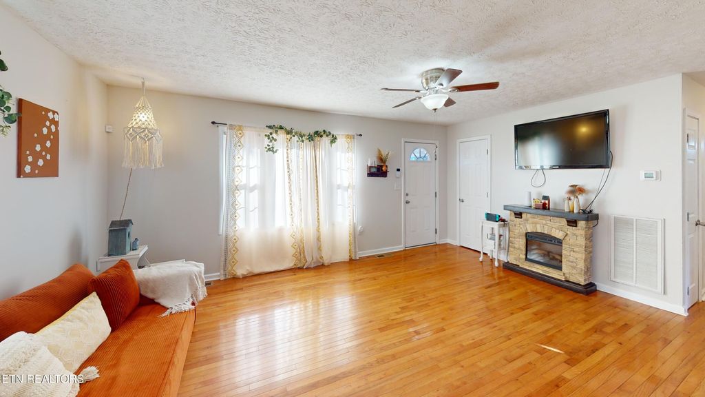 Photo of 948 Scenic Drive Dr, Morristown, TN 37813 (MLS # 1327450)