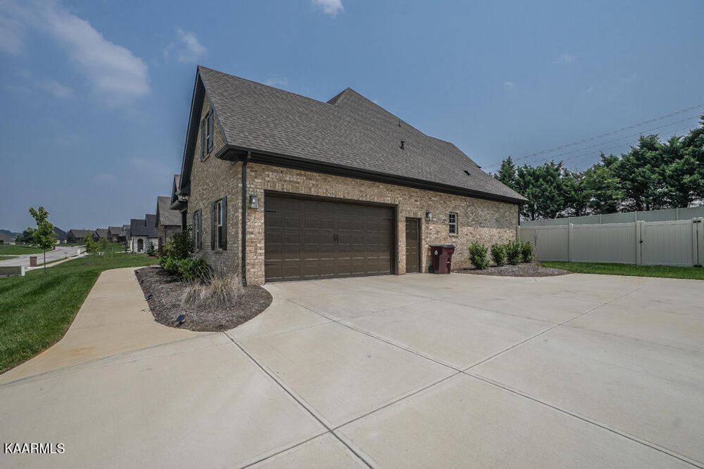 Photo of 1318 Edenbridge Drive, Alcoa, TN 37701 (MLS # 1234114)