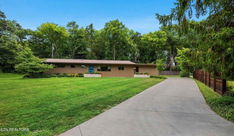 Photo of 828 Abington Lane, Knoxville, TN 37909 (MLS # 1345750)