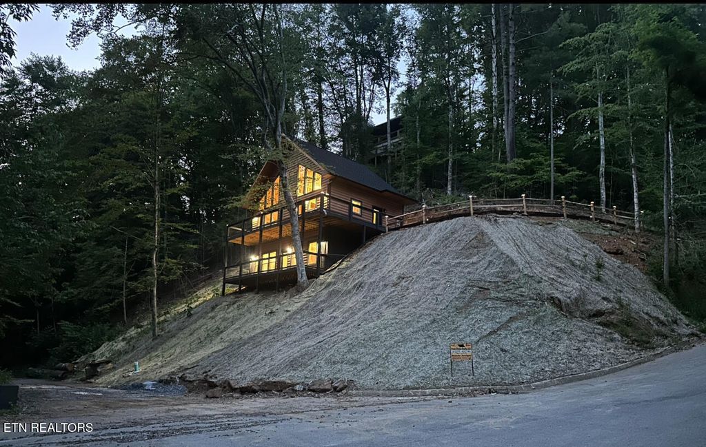 Photo of 866 Cabin Creek Way, Sevierville, TN 37862 (MLS # 1332254)