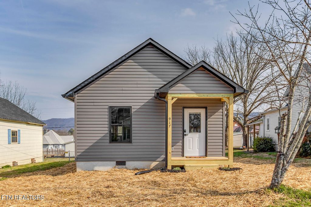 Photo of 917 Washington Ave, Etowah, TN 37331 (MLS # 1331261)