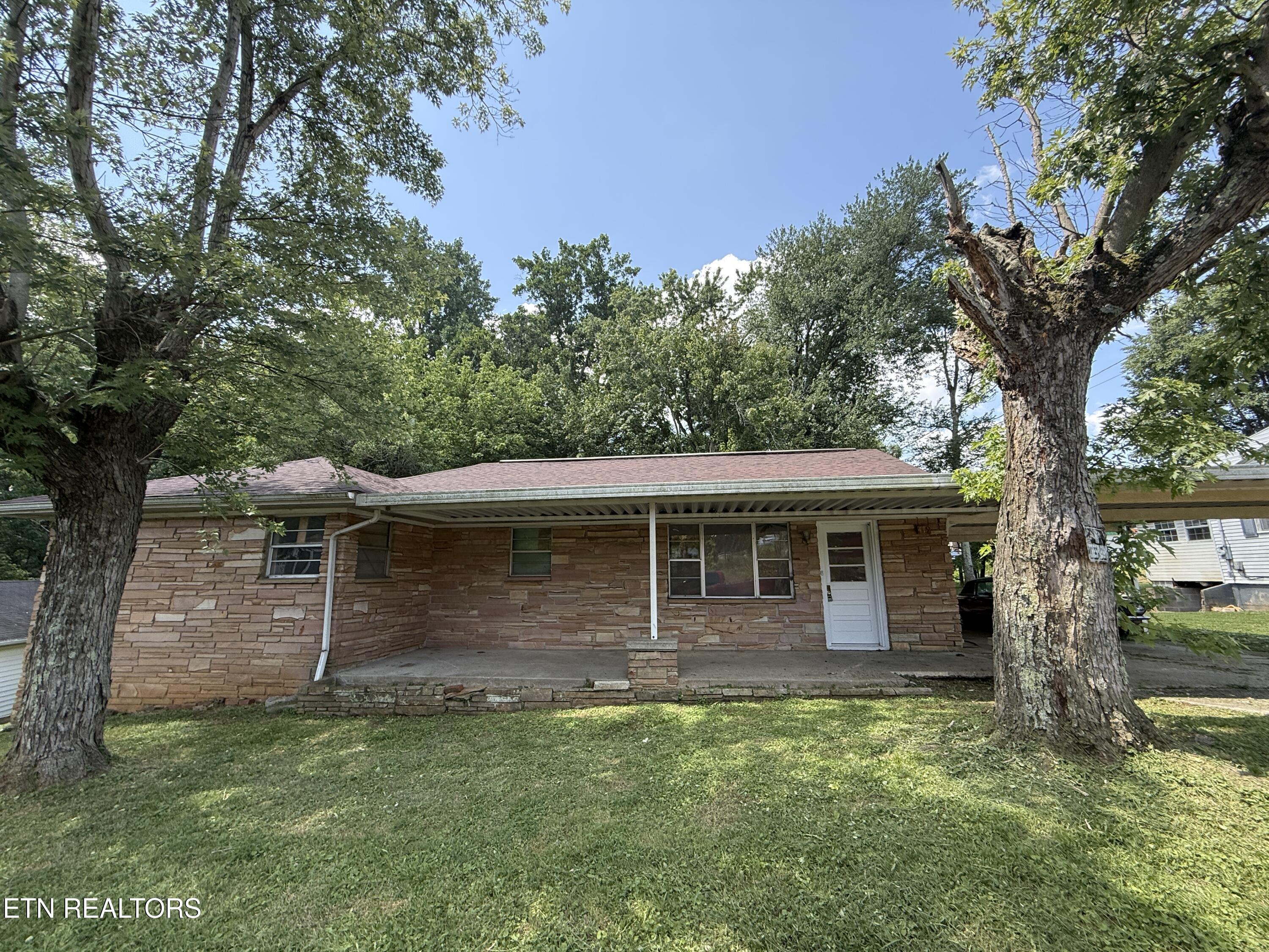 Photo 1 of 30 — 419 Carlock Ave, Harriman, TN 37748