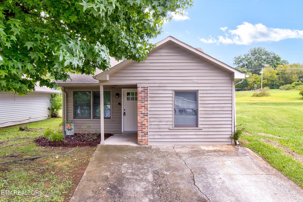 Photo of 1940 Victoria Ln Lane, Alcoa, TN 37701 (MLS # 1270938)