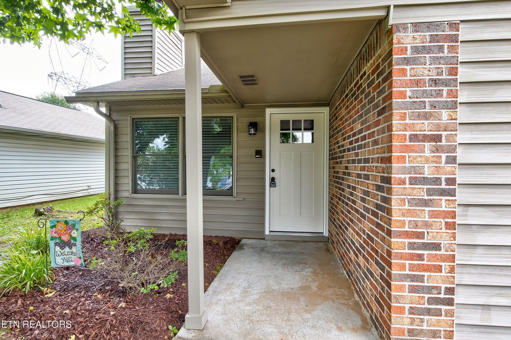 Photo of 1940 Victoria Ln Lane, Alcoa, TN 37701 (MLS # 1270938)