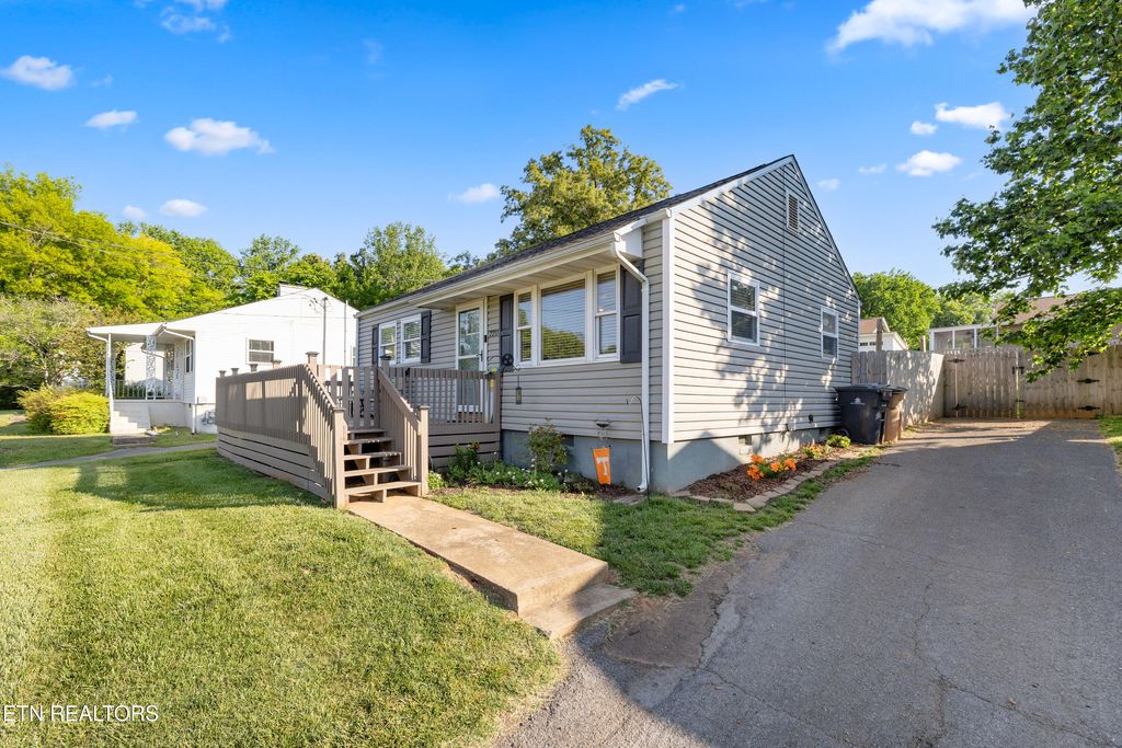 Photo of 2211 Peachtree St, Knoxville, TN 37920 (MLS # 1340791)