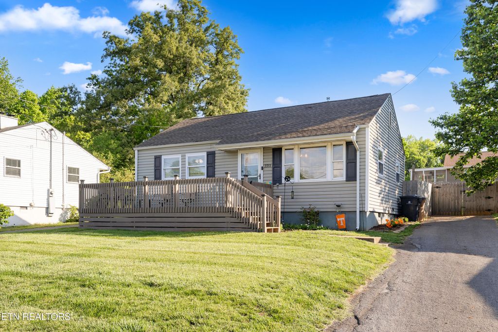 Photo of 2211 Peachtree St, Knoxville, TN 37920 (MLS # 1340791)