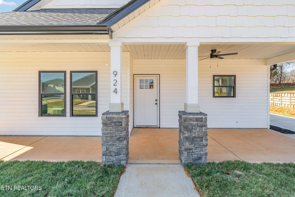 Photo of 924 Stratford Avenue, Sweetwater, TN 37874 (MLS # 1331249)