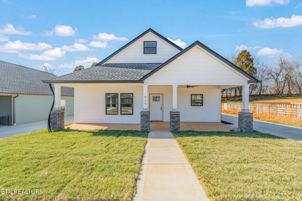 Photo of 924 Stratford Avenue, Sweetwater, TN 37874 (MLS # 1331249)