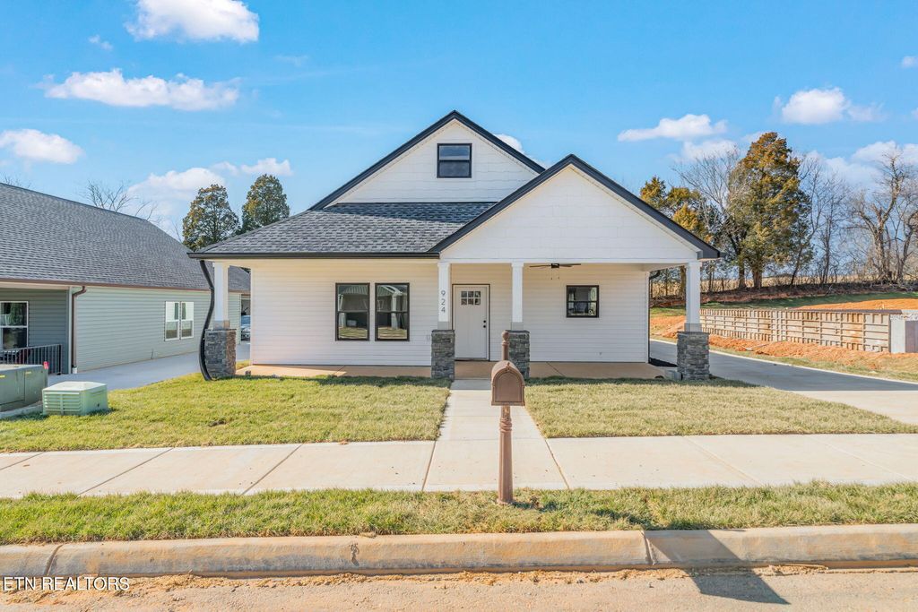 Photo of 924 Stratford Avenue, Sweetwater, TN 37874 (MLS # 1331249)