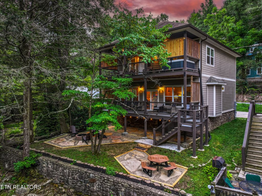 Photo of 510 Hemlock St, Gatlinburg, TN 37738 (MLS # 1272313)