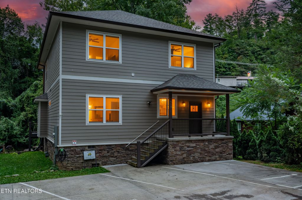 Photo of 510 Hemlock St, Gatlinburg, TN 37738 (MLS # 1272313)