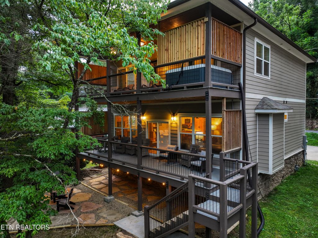 Photo of 510 Hemlock St, Gatlinburg, TN 37738 (MLS # 1272313)
