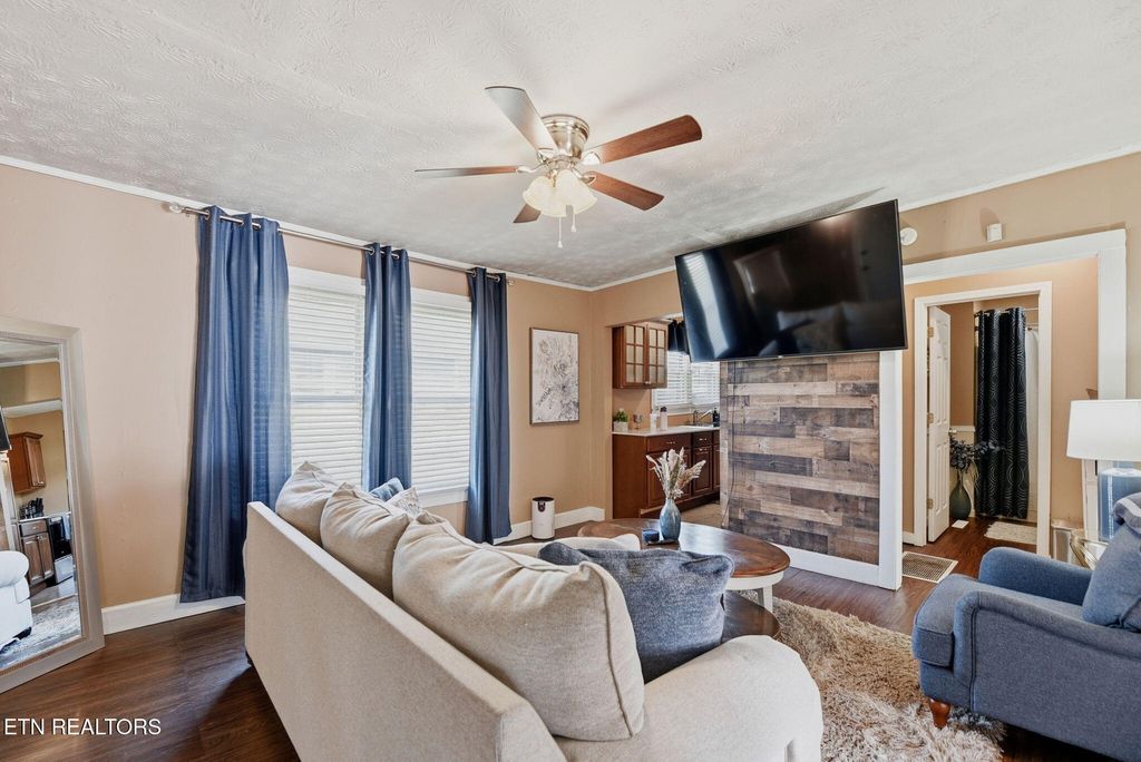 Photo of 124 E Franklin St, Alcoa, TN 37701 (MLS # 1333317)